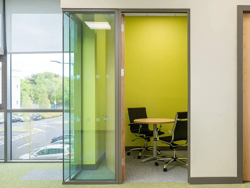 Round-Meeting-Room-Table-with-Faux-Leather-Meeting-Room-Chairs (3)
