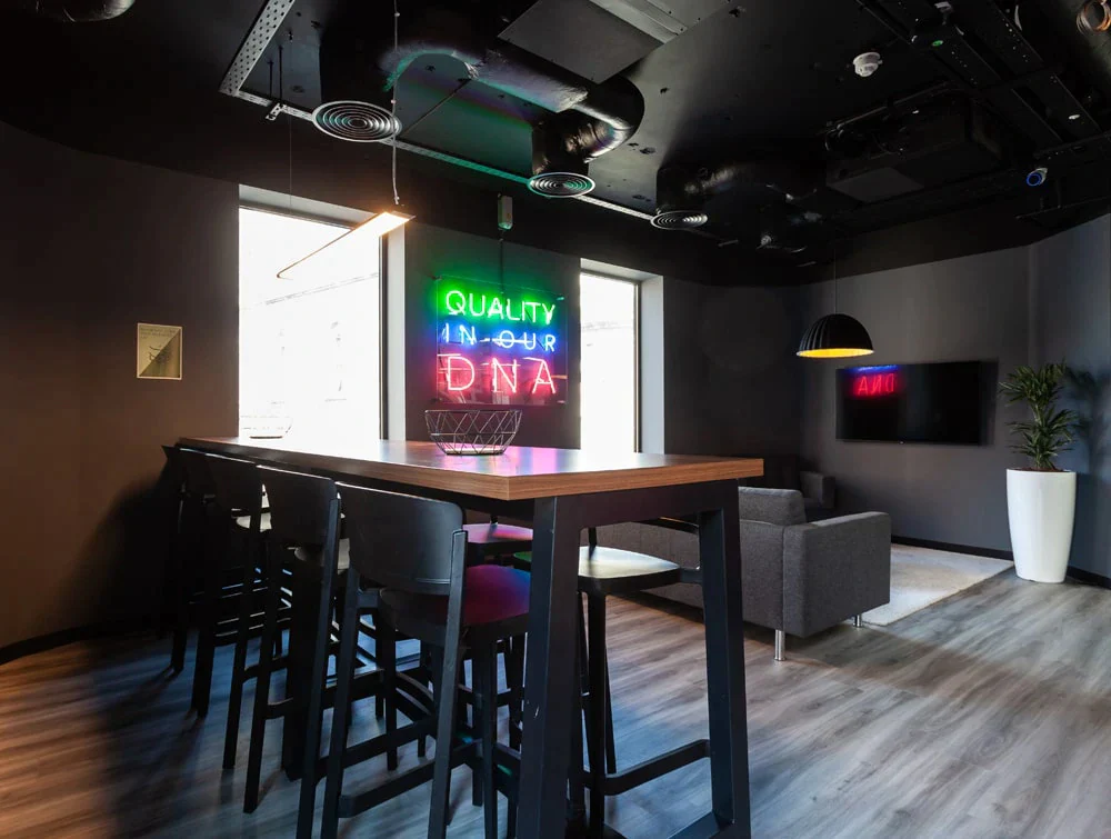 Twinlite-Office-Canteen-High-Poseur-Wooden-Table-with-Black-Stools